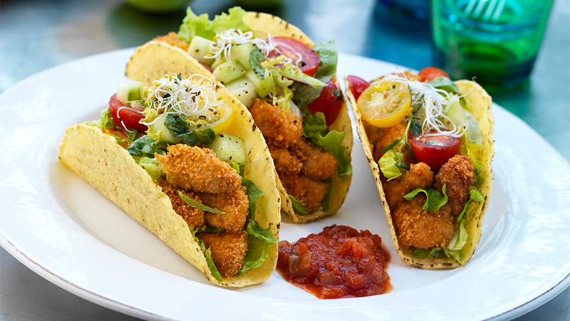 Taco med crispy chicken og tomat og basilikum